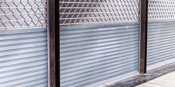 Reformas Integrales de Tiendas y Locales  Comerciales Ayerbe · Instalación de  Ventanas y Persianas Comerciales